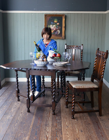 m-338-f アンティークゲートレッグテーブルのモデル入り