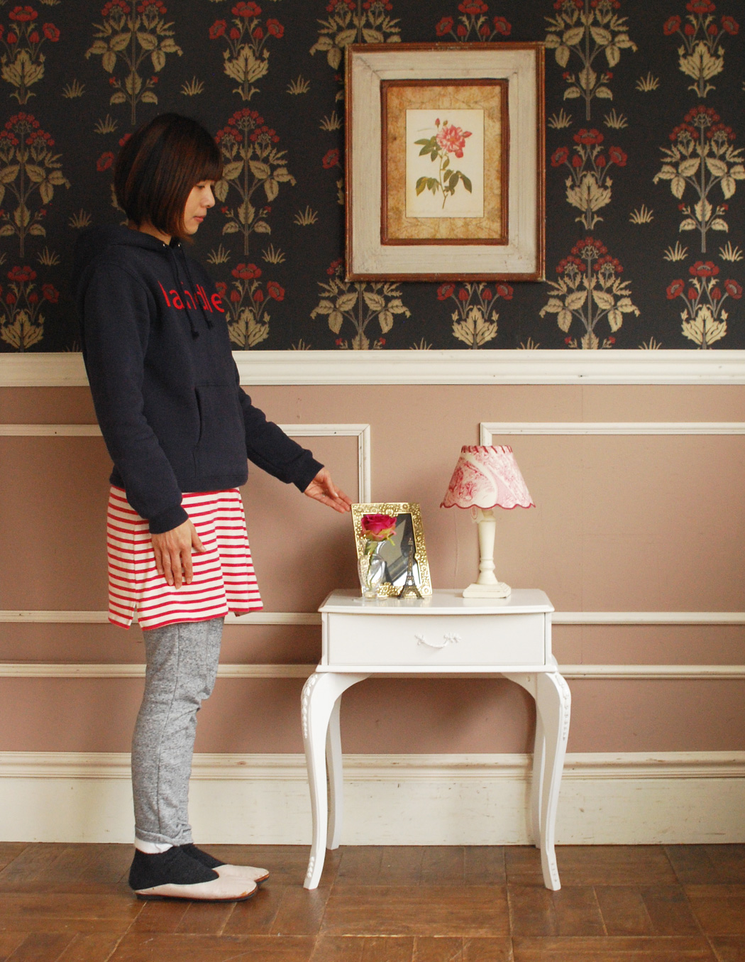 m-354-f アンティークナイトテーブルのモデル入り