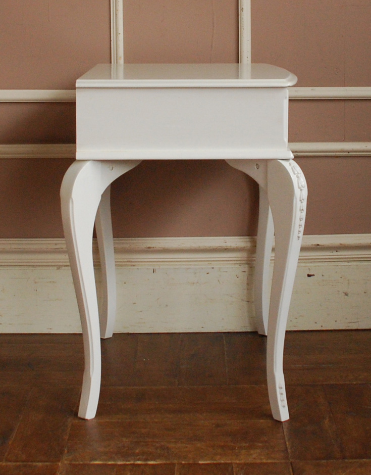 m-354-f アンティークナイトテーブルの横