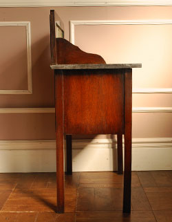 美しいタイルと天然石にうっとり
アンティーク　ウォッシュスタンド