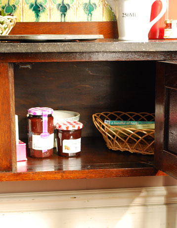 美しいタイルと天然石にうっとり
アンティーク　ウォッシュスタンド