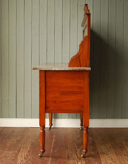 美しいタイルと天然石にうっとり
アンティーク　ウォッシュスタンド