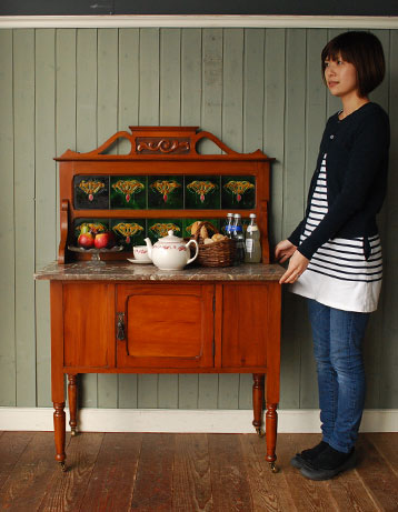 美しいタイルと天然石にうっとり
アンティーク　ウォッシュスタンド