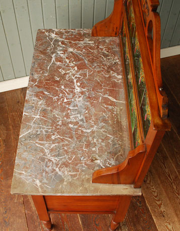 美しいタイルと天然石にうっとり
アンティーク　ウォッシュスタンド