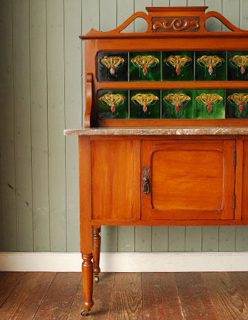 美しいタイルと天然石にうっとり
アンティーク　ウォッシュスタンド