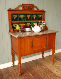 美しいタイルと天然石にうっとり
アンティーク　ウォッシュスタンド