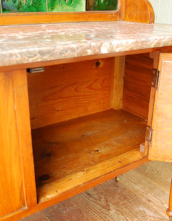 美しいタイルと天然石にうっとり
アンティーク　ウォッシュスタンド