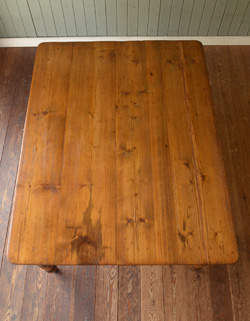 ロイドテーブル　アンティーク家具　パイン材のアンティーク家具、引き出し付きダイニングテーブル。パインの木目が可愛いテーブル。(q-229-f-1)