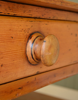 ロイドテーブル　アンティーク家具　パイン材のアンティーク家具、引き出し付きダイニングテーブル。可愛い木製の取っ手！パイン材にピッタリ合っています。(q-229-f-1)