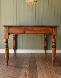 ロイドテーブル　アンティーク家具　パイン材のアンティーク家具、引き出し付きダイニングテーブル。幕板がナチュラルで可愛いテーブル。(q-229-f-1)