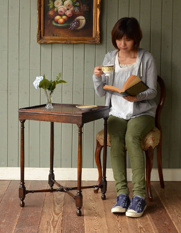 q-294-f アンティークオケージョナルテーブルのモデル入り