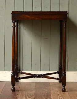 q-294-f アンティークオケージョナルテーブルの横