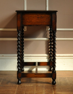 q-340-f アンティークデスクの横