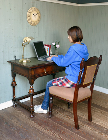 q-365-f アンティークライティングデスクのモデル入り