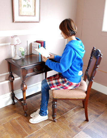 q-373-f アンティークライティングデスクのモデル入り