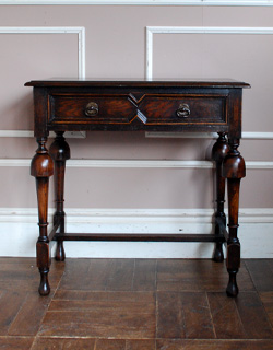 q-373-f アンティークライティングデスクの前