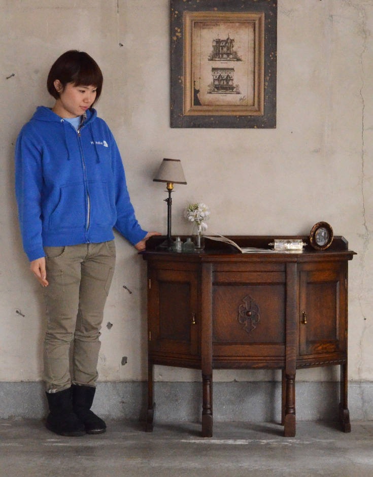 q-390-f アンティークチェアインデスクのモデル入り