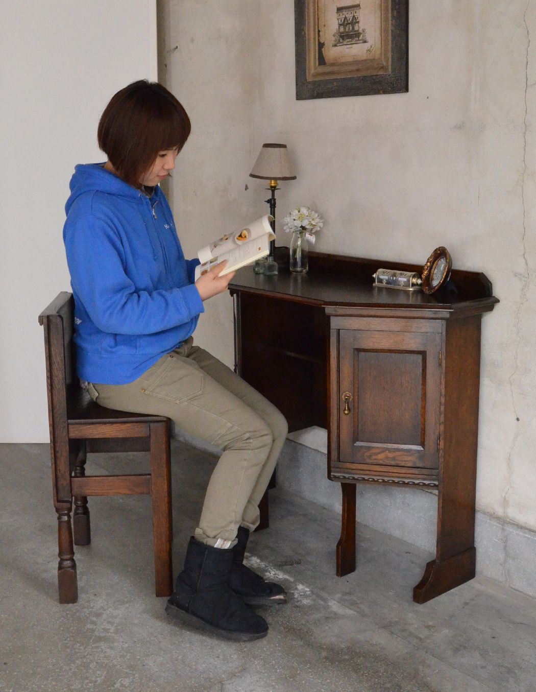 q-390-f アンティークチェアインデスクのモデル入り