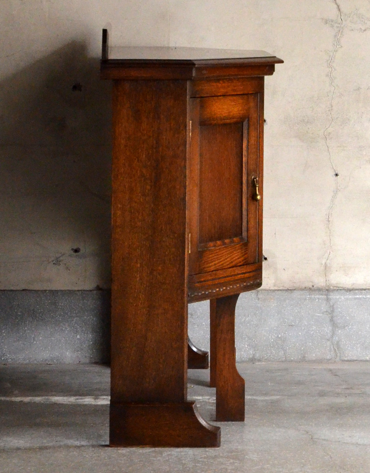 q-390-f アンティークチェアインデスクの横