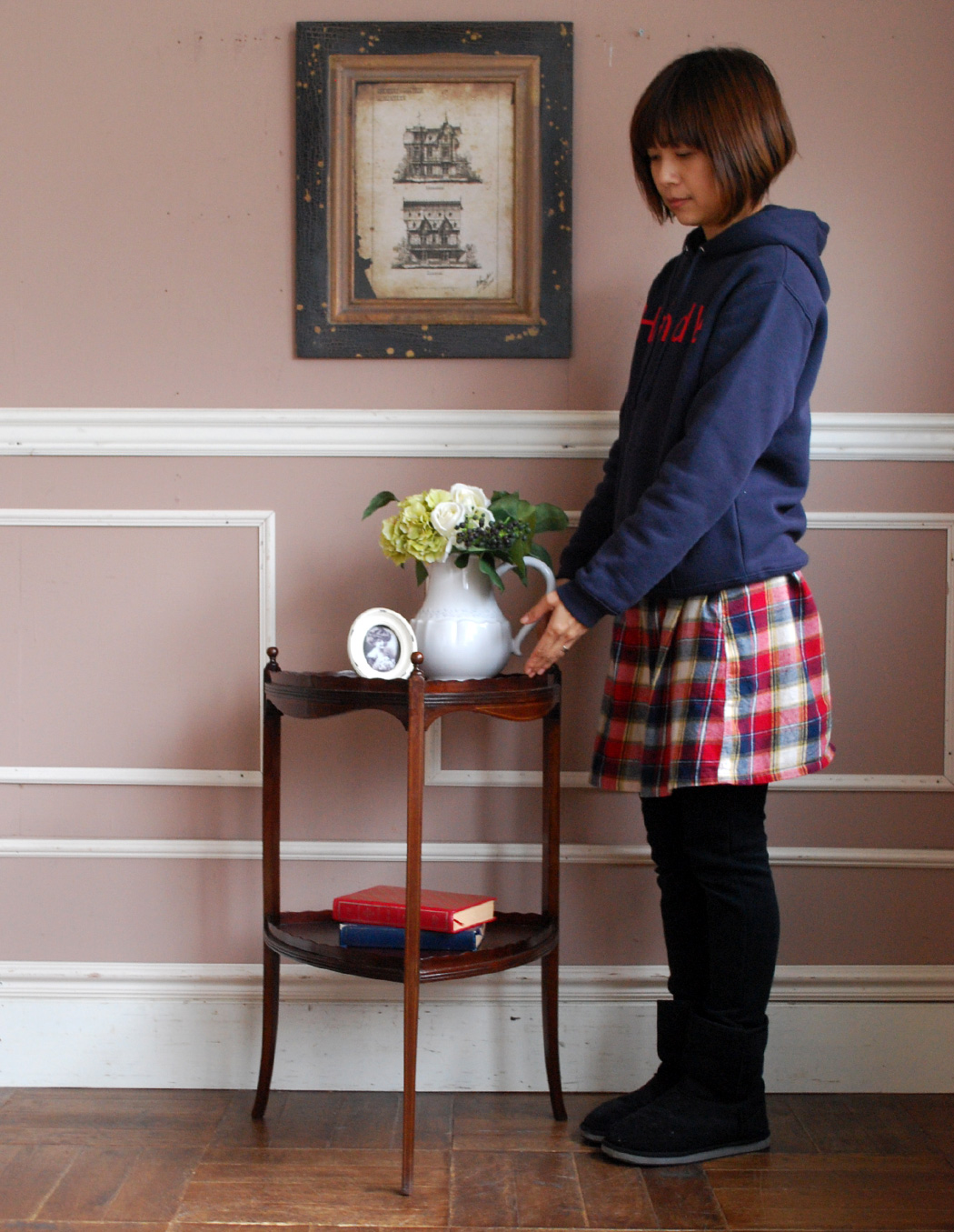 q-399-f アンティークオケージョナルテーブルのモデル入り