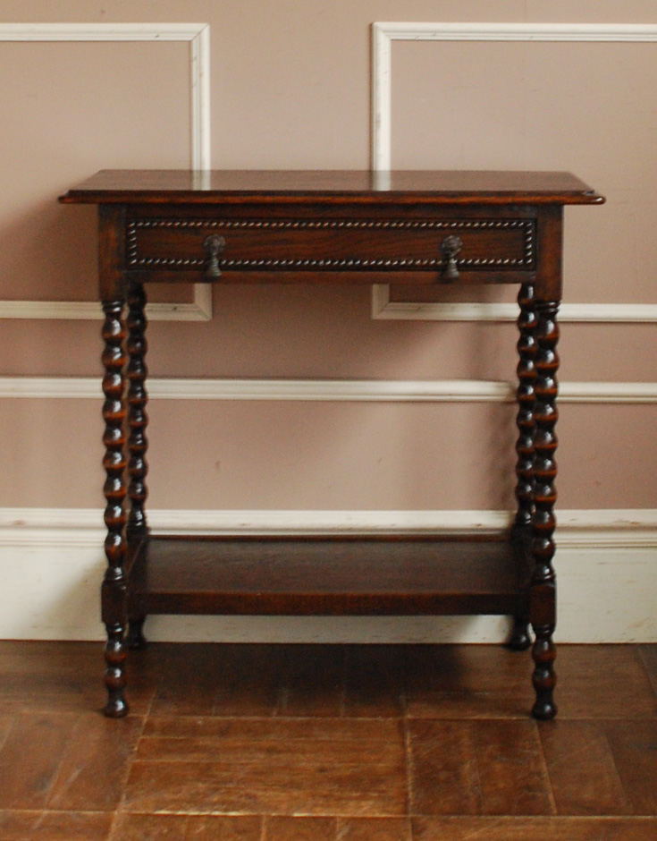 q-407-f アンティークオケージョナルテーブルの前