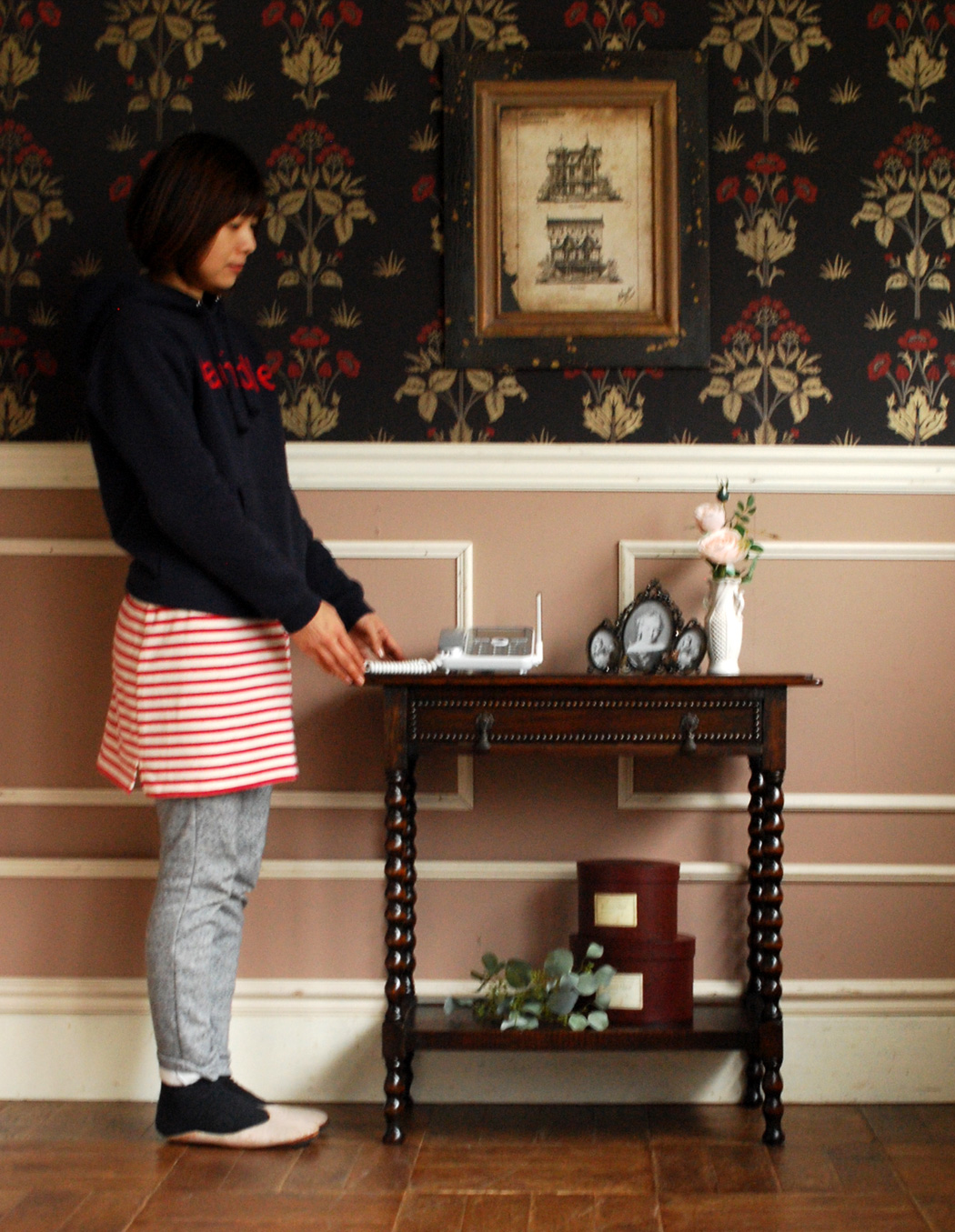 q-407-f アンティークオケージョナルテーブルのモデル入り