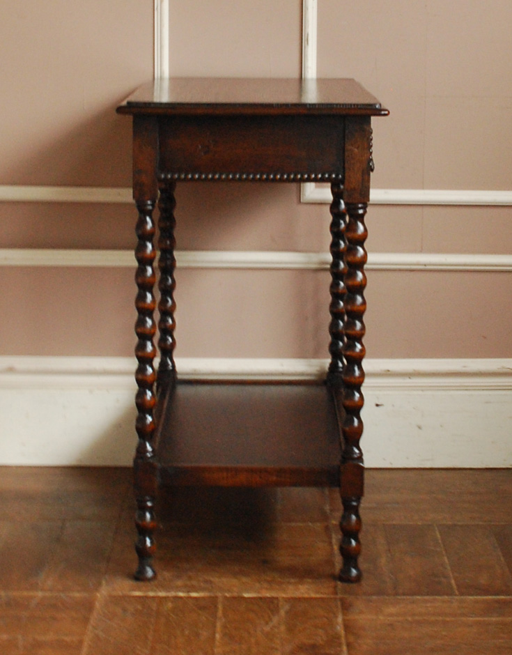 q-407-f アンティークオケージョナルテーブルの横