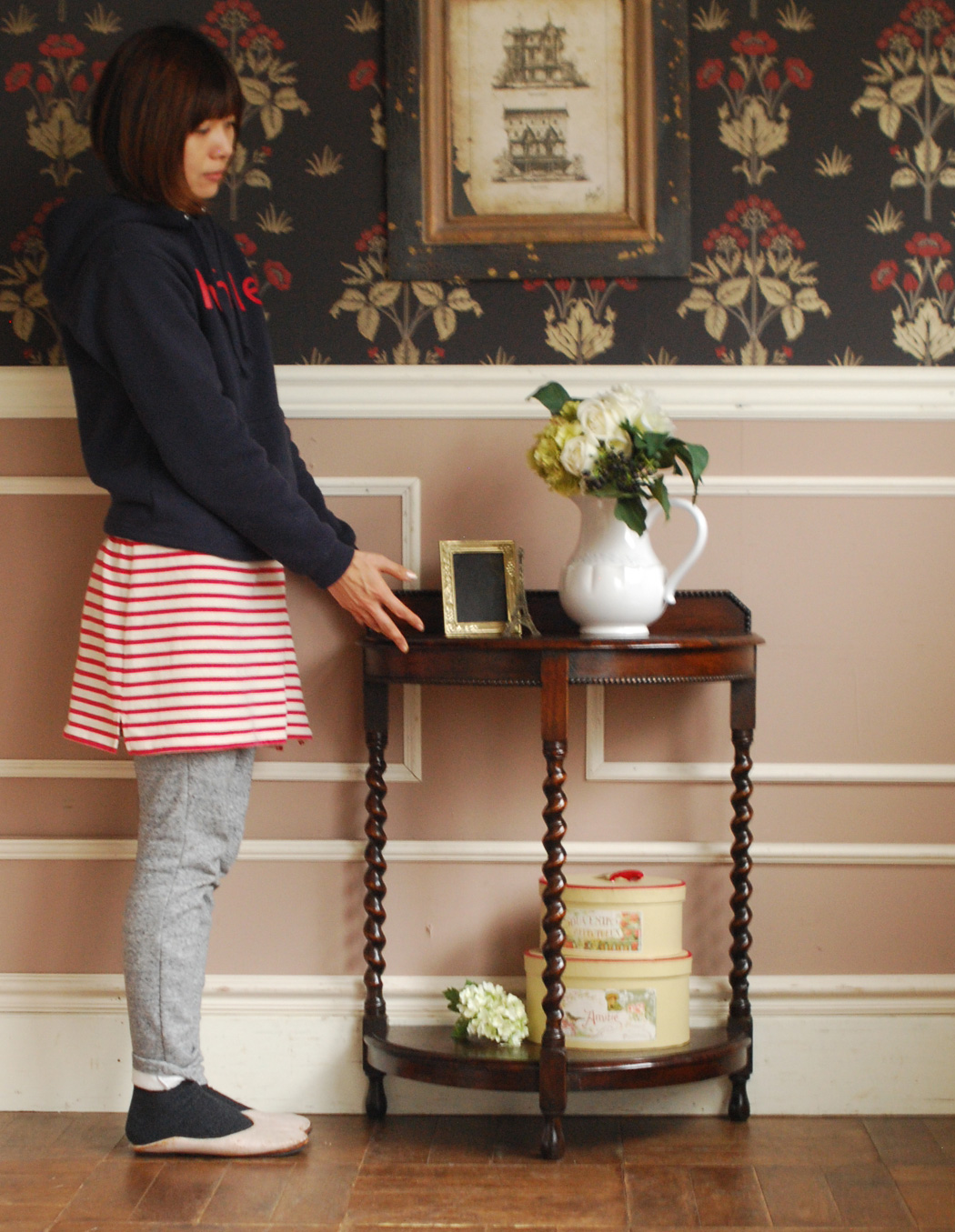 q-410-f アンティークオケージョナルテーブルのモデル入り