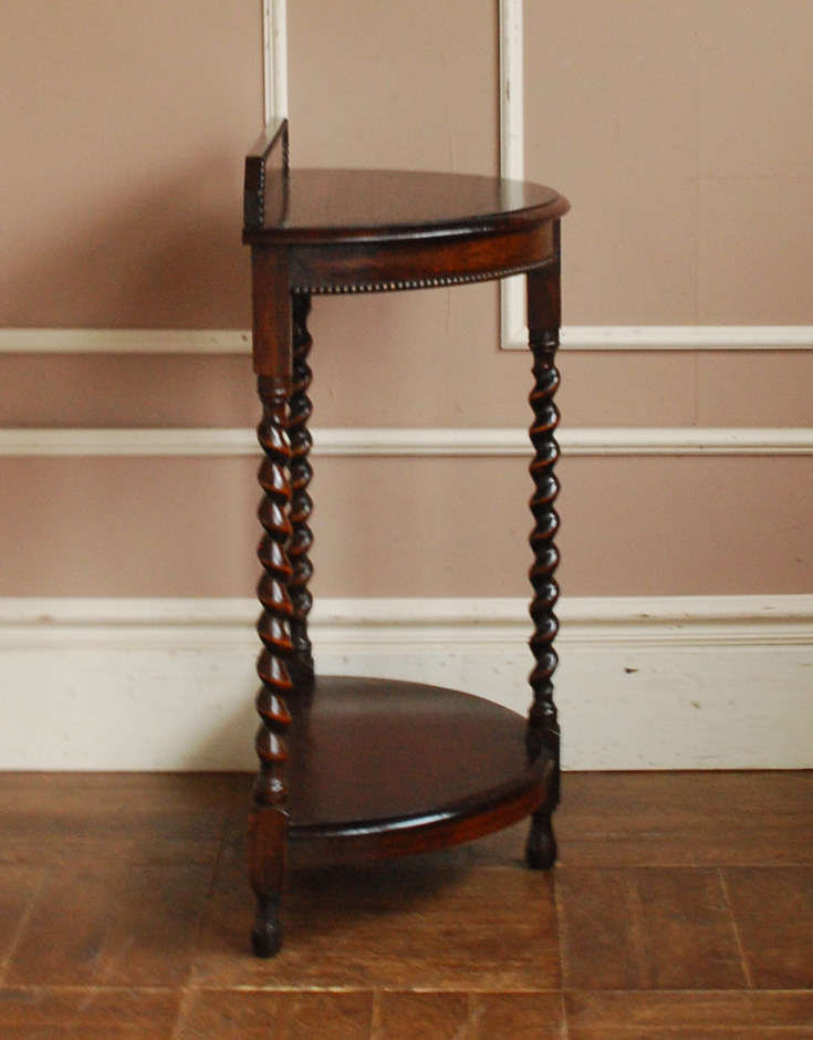 q-410-f アンティークオケージョナルテーブルの横