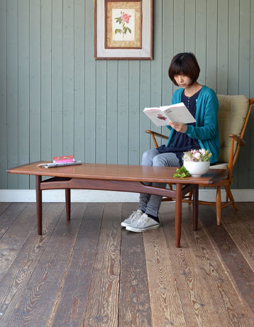 x-495-f アンティークコーヒーテーブルのモデル入り