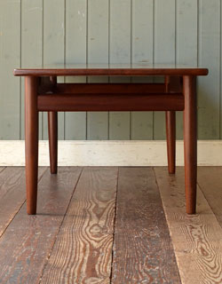 x-495-f アンティークコーヒーテーブルの横