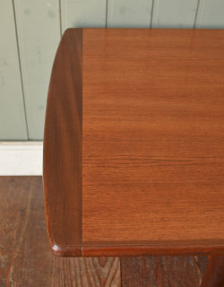 x-495-f アンティークコーヒーテーブルの角