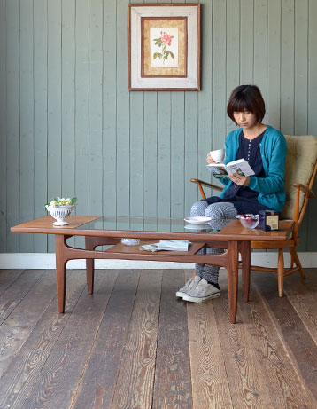 x-496-f アンティークコーヒーテーブル（G-plan）のモデル入り