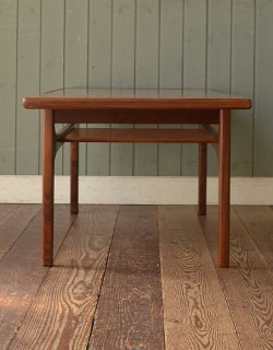 x-496-f アンティークコーヒーテーブル（G-plan）の横