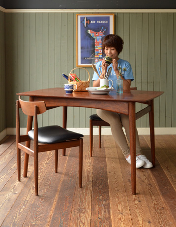 x-539-f アンティーク伸張式ダイニングテーブル（DALESCRAFT）のモデル入り