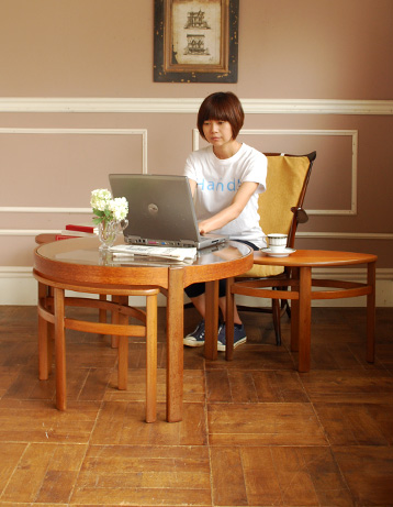 アンティークのテーブル　アンティーク家具　北欧スタイルのヴィンテージ家具、ネイサン社のネストテーブル。パソコンを置いて、コーヒー片手にインターネットで調べ物なんて使い方も憧れますね。(x-550-f)
