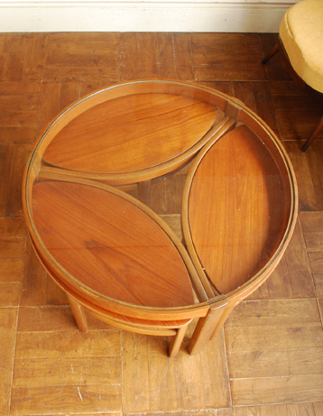 アンティークのテーブル　アンティーク家具　北欧スタイルのヴィンテージ家具、ネイサン社のネストテーブル。小さなテーブルはこんな風に収まります。(x-550-f)