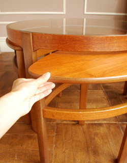 アンティークのテーブル　アンティーク家具　北欧スタイルのヴィンテージ家具、ネイサン社のネストテーブル。モダンでかっこいいテーブルが４つセットで届きます。(x-550-f)