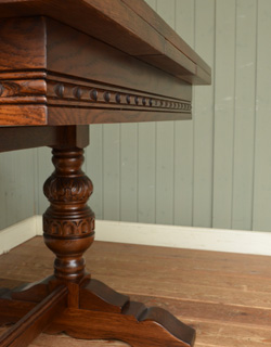 オールドチャーム　アンティーク風　英国スタイルのアンティーク風家具、オールドチャームのドローリーフテーブル（伸張式）。幕板に施された丁寧な装飾は、どこから見ても美しいんです。(y-129-f)
