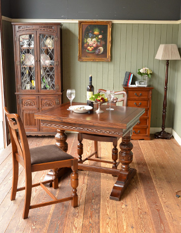 オールドチャーム　アンティーク風　英国スタイルのアンティーク風家具、オールドチャームのドローリーフテーブル（伸張式）。英国のカッコ良くも、エレガントな家具たちは、合わせる椅子によっても雰囲気が異なります。(y-129-f)