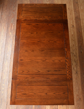 オールドチャーム　アンティーク風　英国スタイルのアンティーク風家具、オールドチャームのドローリーフテーブル（伸張式）。オーク材の木目が美しい天板です。(y-129-f)