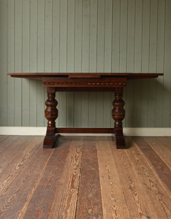 オールドチャーム　アンティーク風　英国スタイルのアンティーク風家具、オールドチャームのドローリーフテーブル（伸張式）。急な来客があっても、このテーブルがあれば安心！もちろん常に広げた状態でもお使いいただけます。(y-129-f)