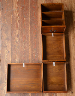 アンティーク風の家具　アンティーク風　品のあるお洒落な英国アンティーク風のデスク（学習机）。引き出しは左側に１杯、右側に３杯あります。(y-130-f)