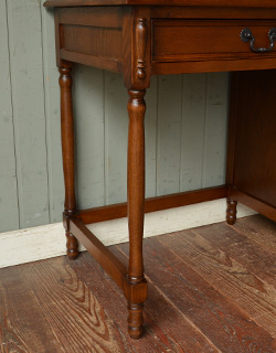 アンティーク風の家具　アンティーク風　品のあるお洒落な英国アンティーク風のデスク（学習机）。脚はしっかりとした安定感があります。(y-130-f)