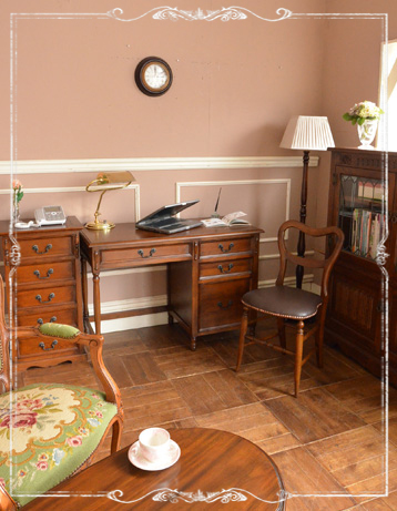 アンティーク風の家具　アンティーク風　品のあるお洒落な英国アンティーク風のデスク（学習机）。シンプルなので男女共に似合うデザインです。(y-130-f)