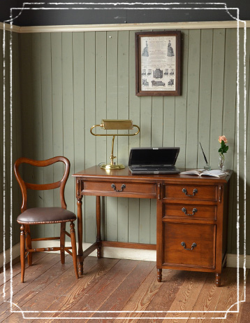アンティーク風の家具　アンティーク風　品のあるお洒落な英国アンティーク風のデスク（学習机）。デスクに座る時間を持つことで気持ちの切り替えができます。(y-130-f)