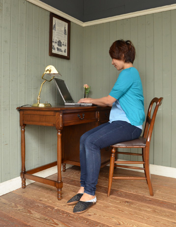 アンティーク風の家具　アンティーク風　品のあるお洒落な英国アンティーク風のデスク（学習机）。落ち着いた雰囲気がカッコイイデスク。(y-130-f)