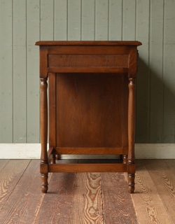 アンティーク風の家具　アンティーク風　品のあるお洒落な英国アンティーク風のデスク（学習机）。横から見てもキレイなシルエットです。(y-130-f)