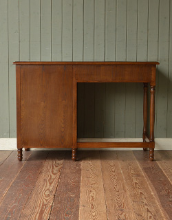 アンティーク風の家具　アンティーク風　品のあるお洒落な英国アンティーク風のデスク（学習机）。裏面は木肌です。(y-130-f)