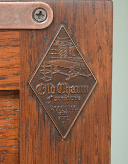 オールドチャーム　アンティーク風　英国スタイルのアンティーク風家具、オールドチャームのオシャレなデスク。「Old Charm」のタグが付いています。(y-132-f)